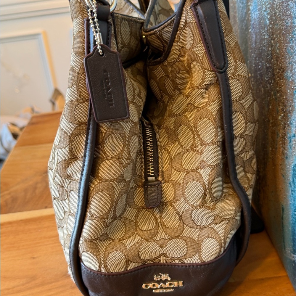 Coach 2010’s Signature Phoebe Carryall - Picture 5 of 16